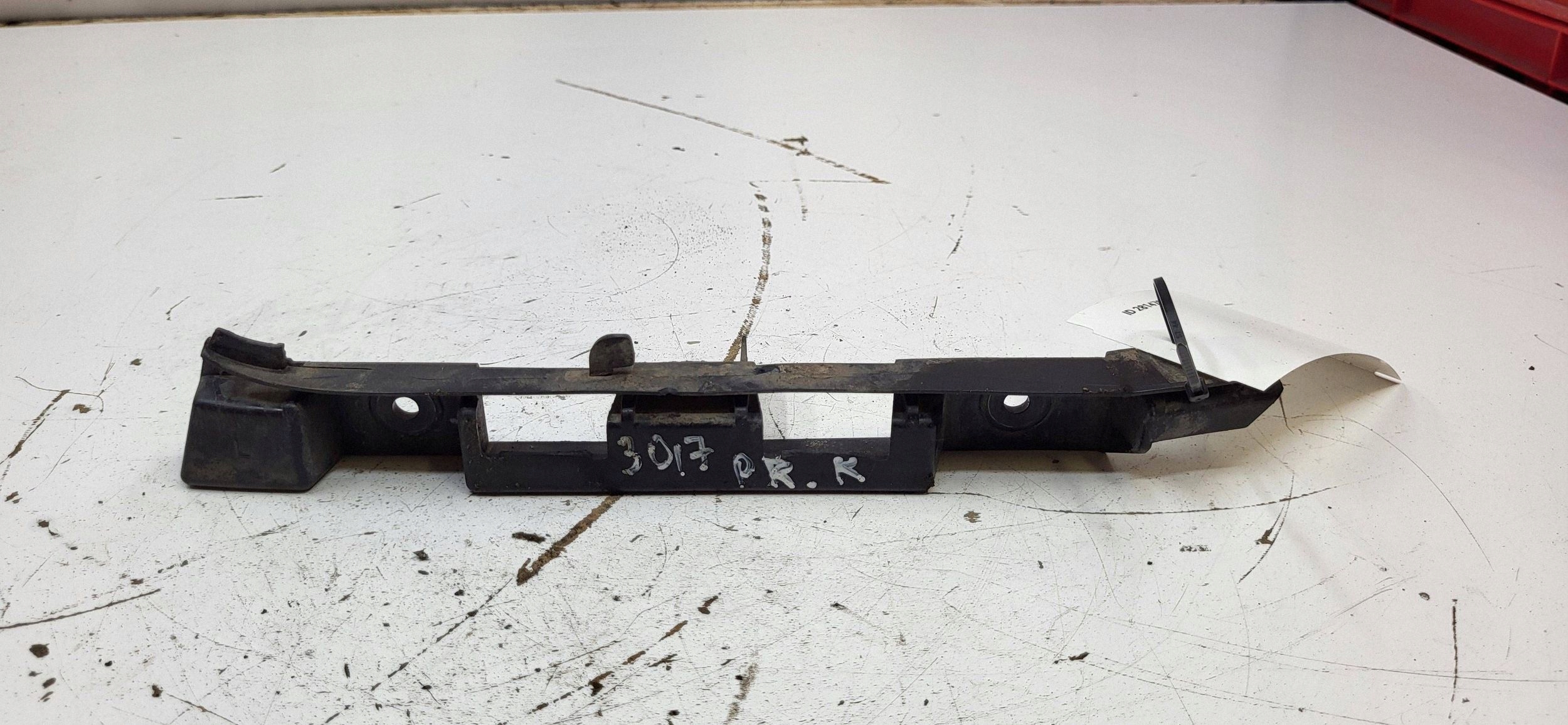 2006 BMW 7 E65 E66 Fender Mount 7135575 image 2