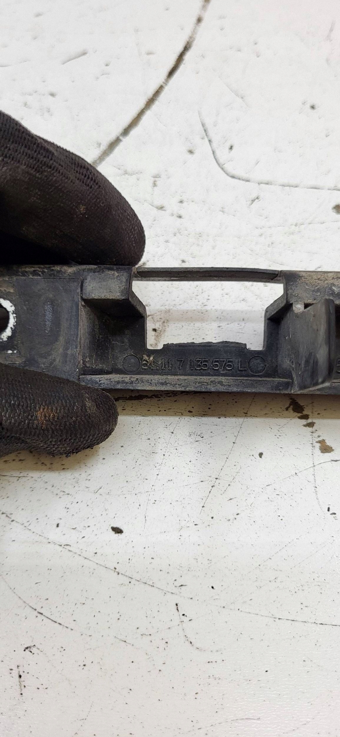 2006 BMW 7 E65 E66 Fender Mount 7135575 image 6