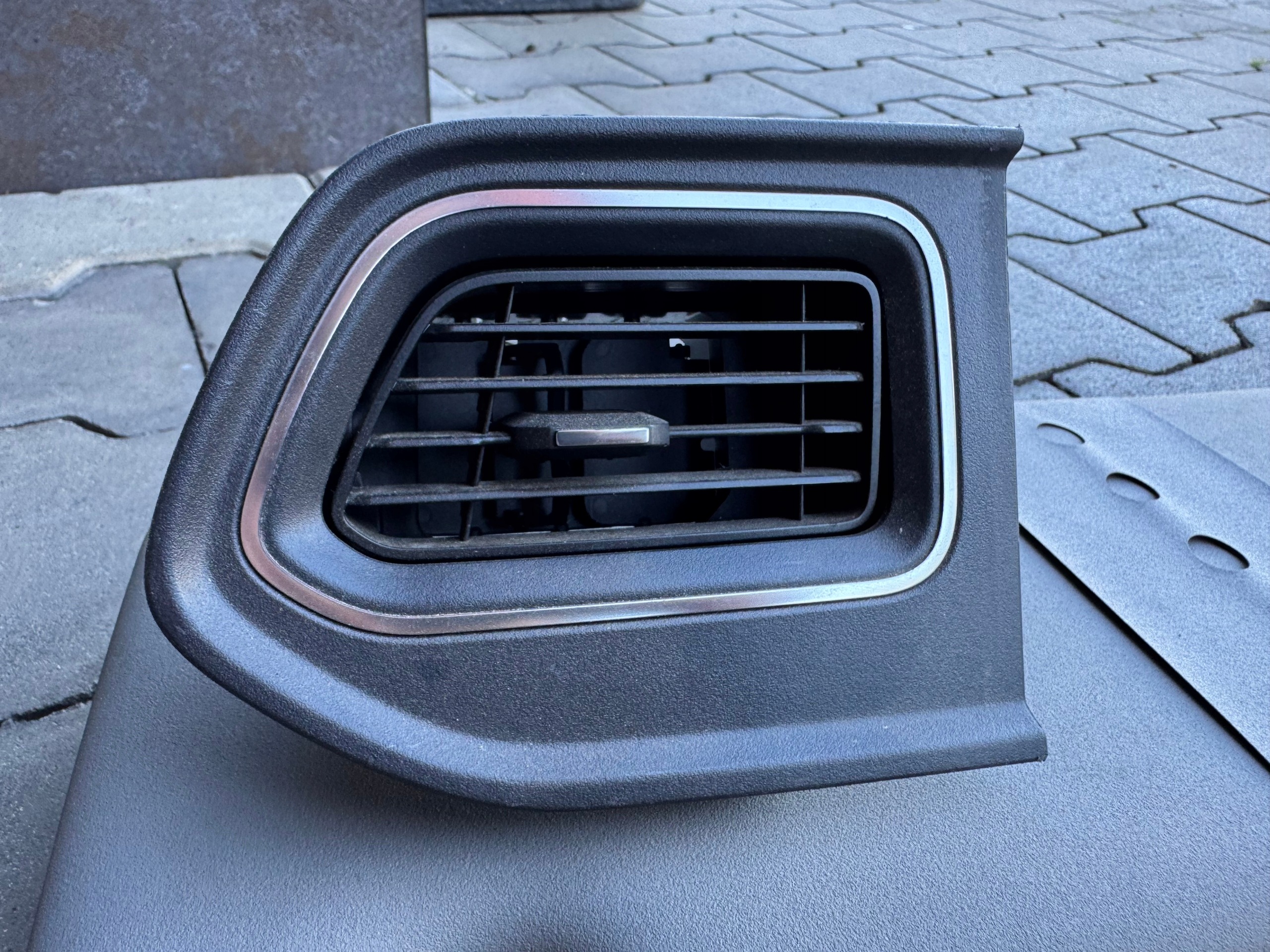 Renault Master IV Ilmastointiritilä Oikea image 2