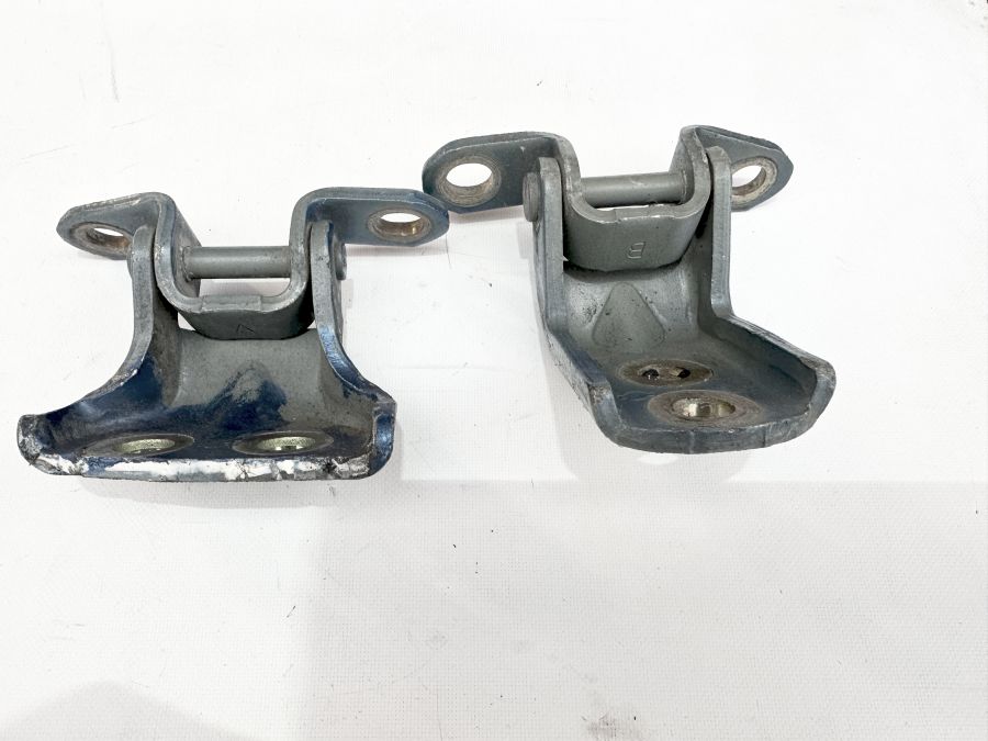 Nissan Note 2009 Front Right Door Hinge image 2