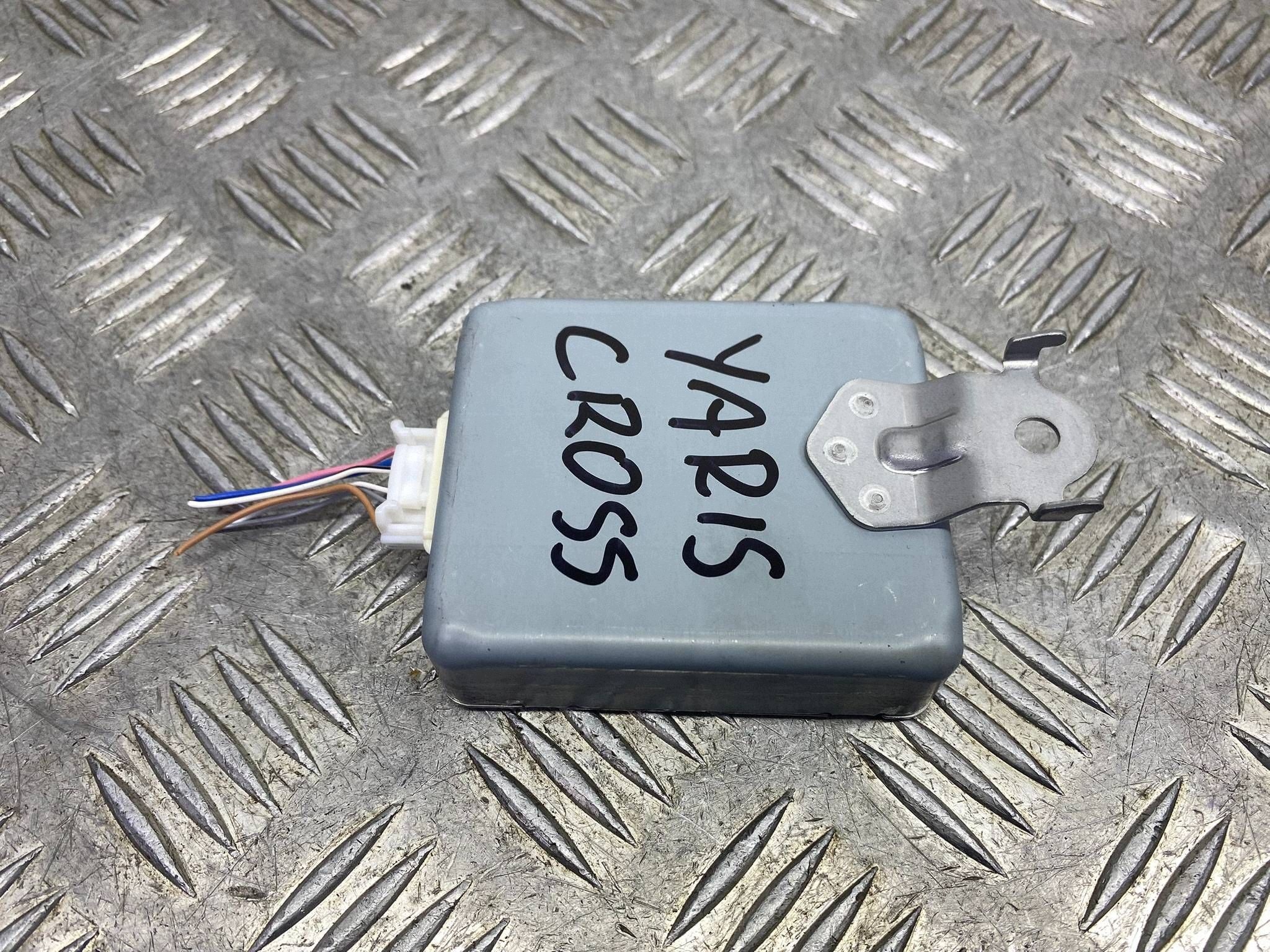 Ohjainmoduuli Toyota Yaris Cross 86572-52180