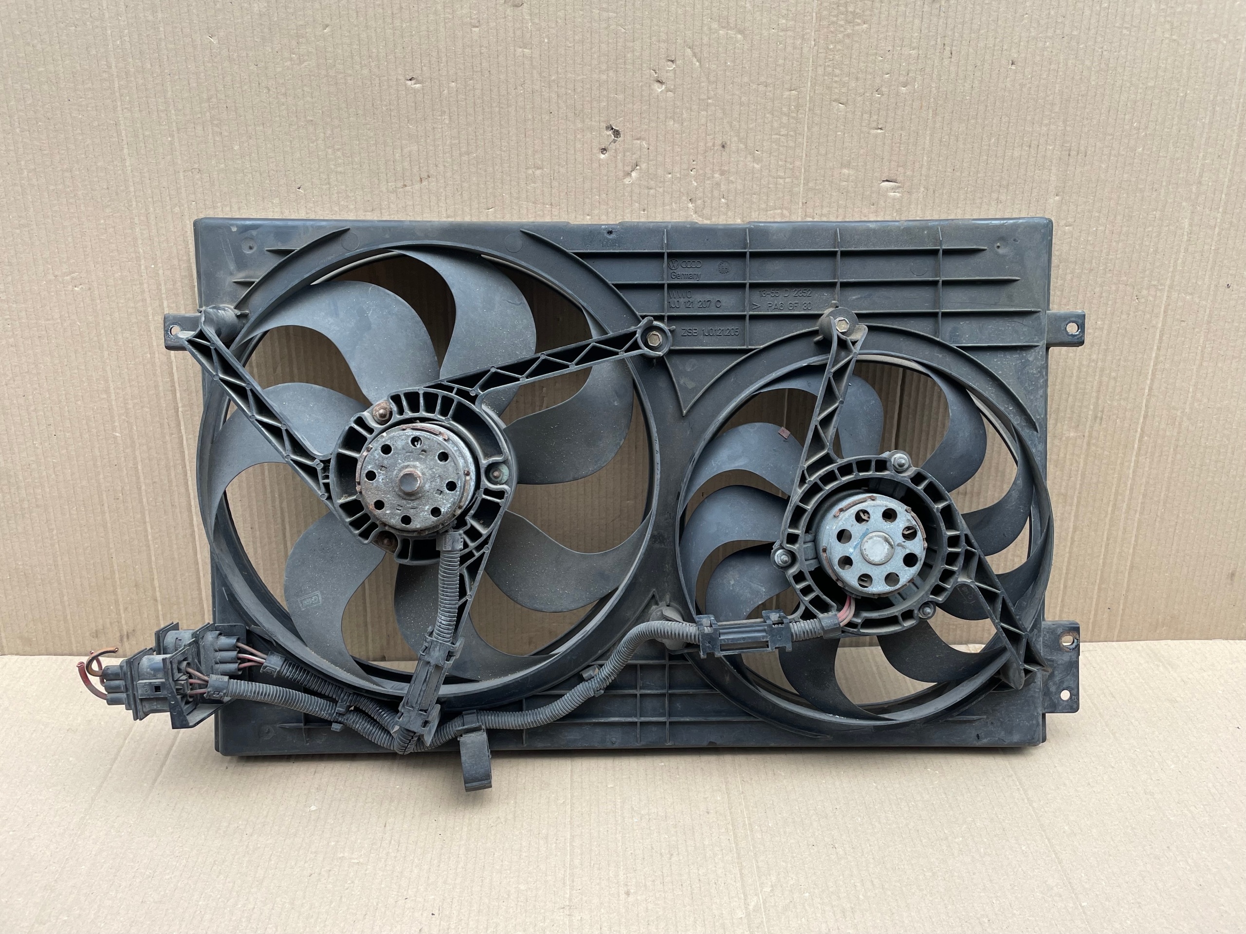 VW Golf IV Radiator Ventilator 1J0121207C image 2