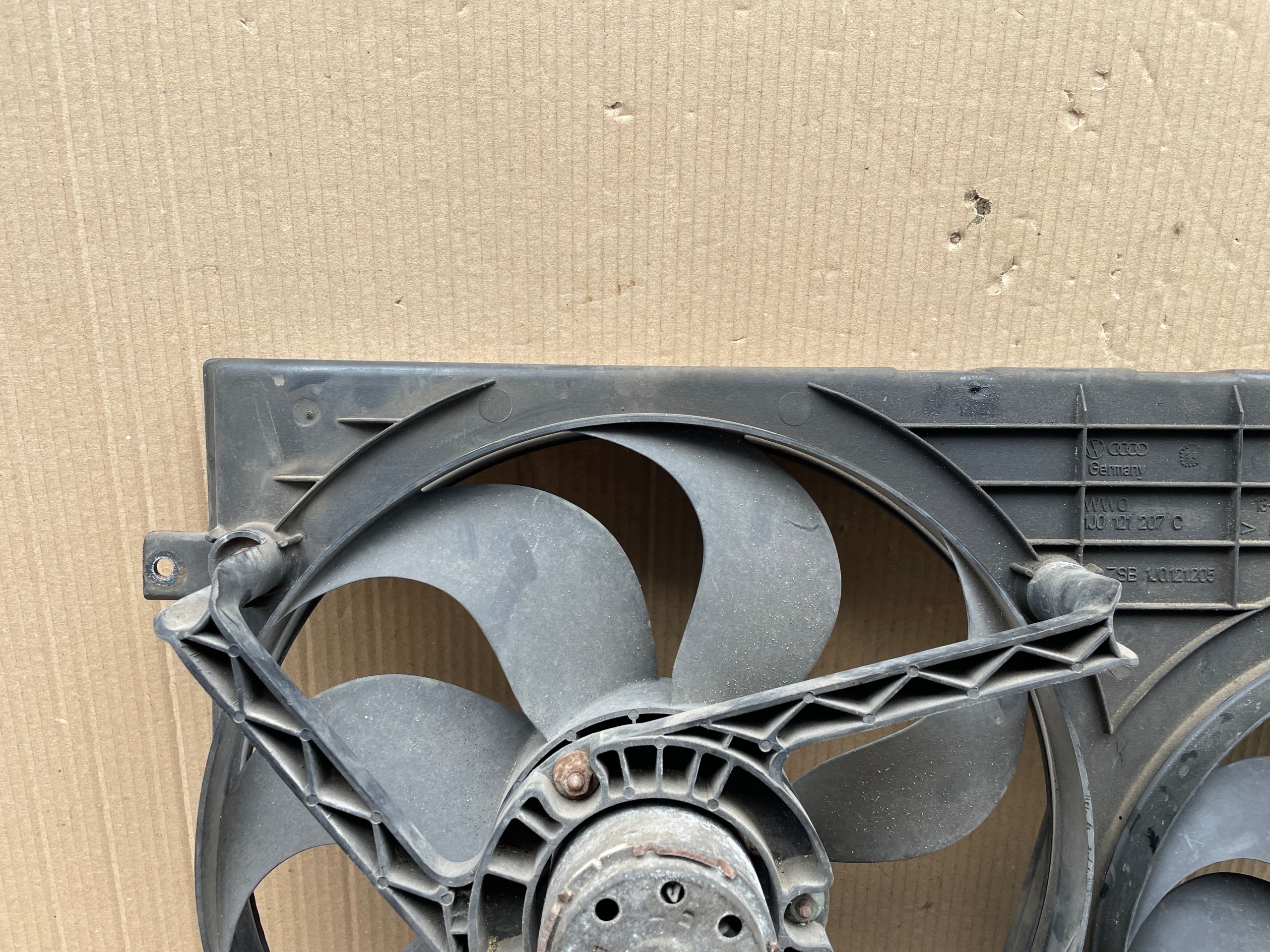 VW Golf IV Radiator Ventilator 1J0121207C image 3