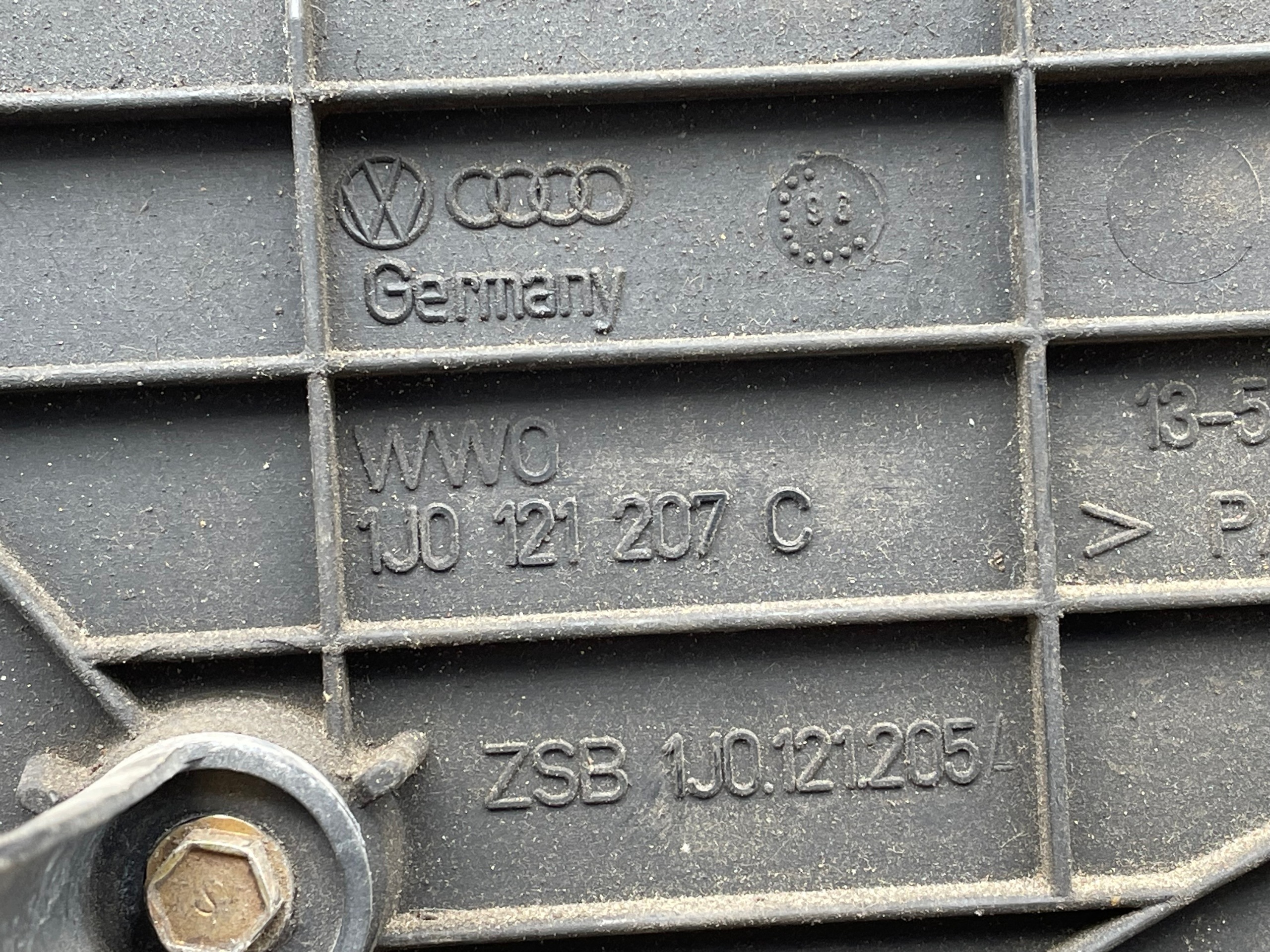 VW Golf IV Radiator Ventilator 1J0121207C image 4