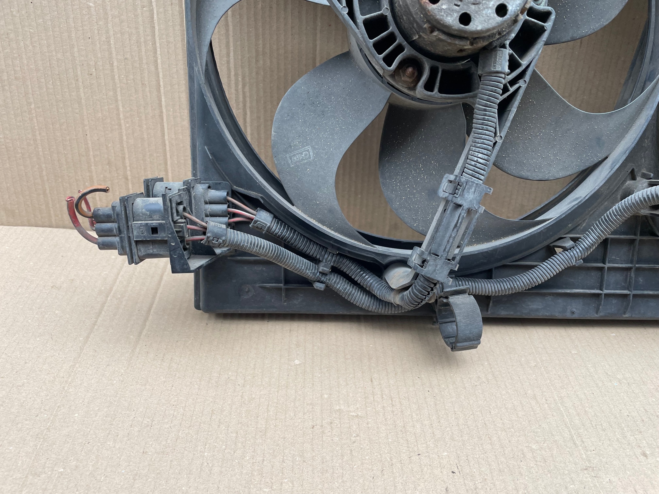 VW Golf IV Radiator Ventilator 1J0121207C image 5