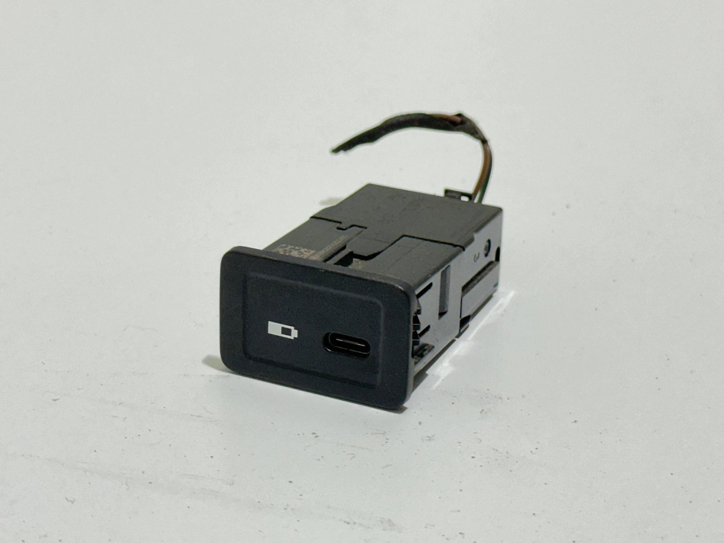 USB-liitäntä Mercedes-Benz Sprinter W907 W910 image 2