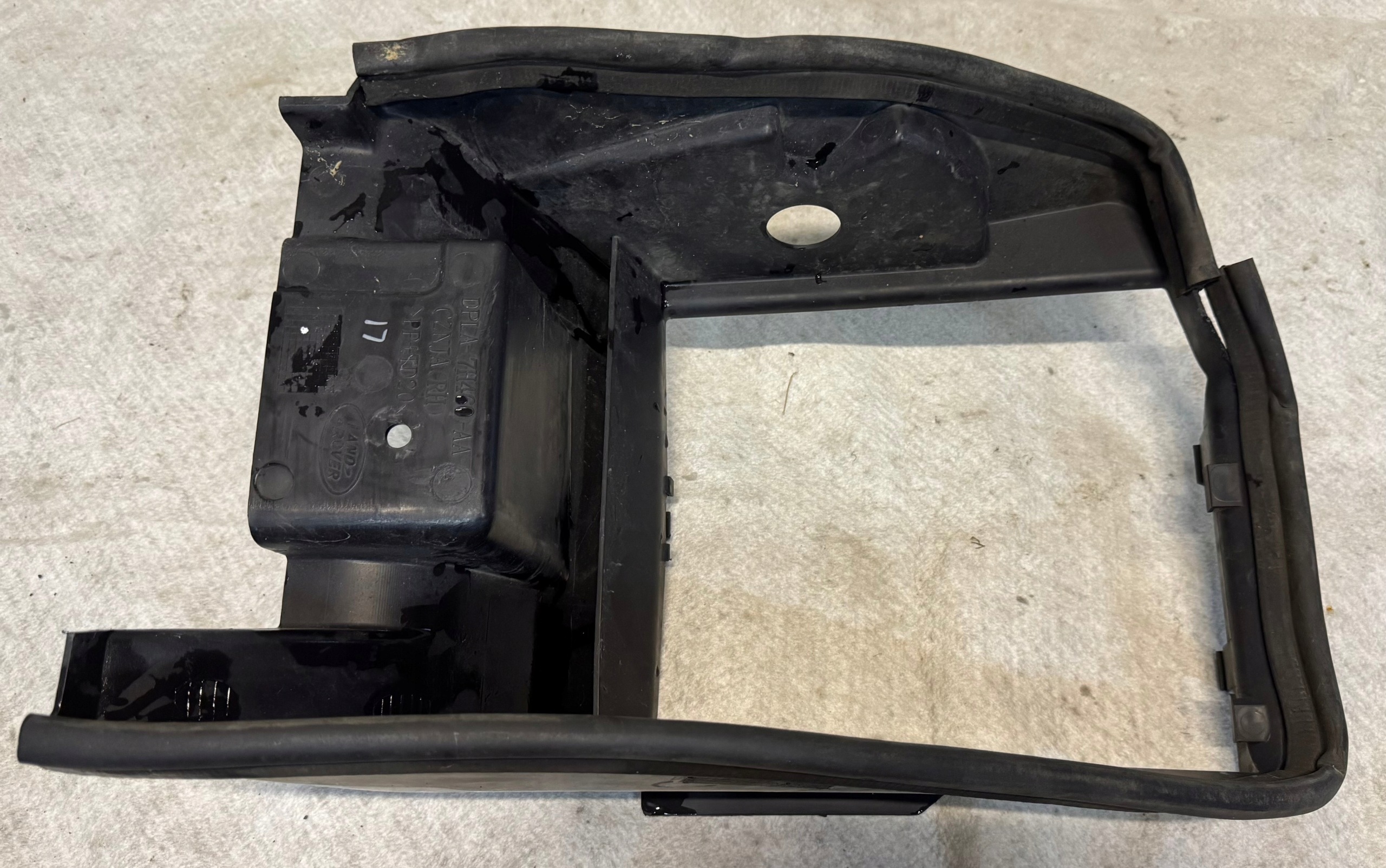 KIEROWNICA POWIETRZA PRAWA RANGE ROVER SPORT L494