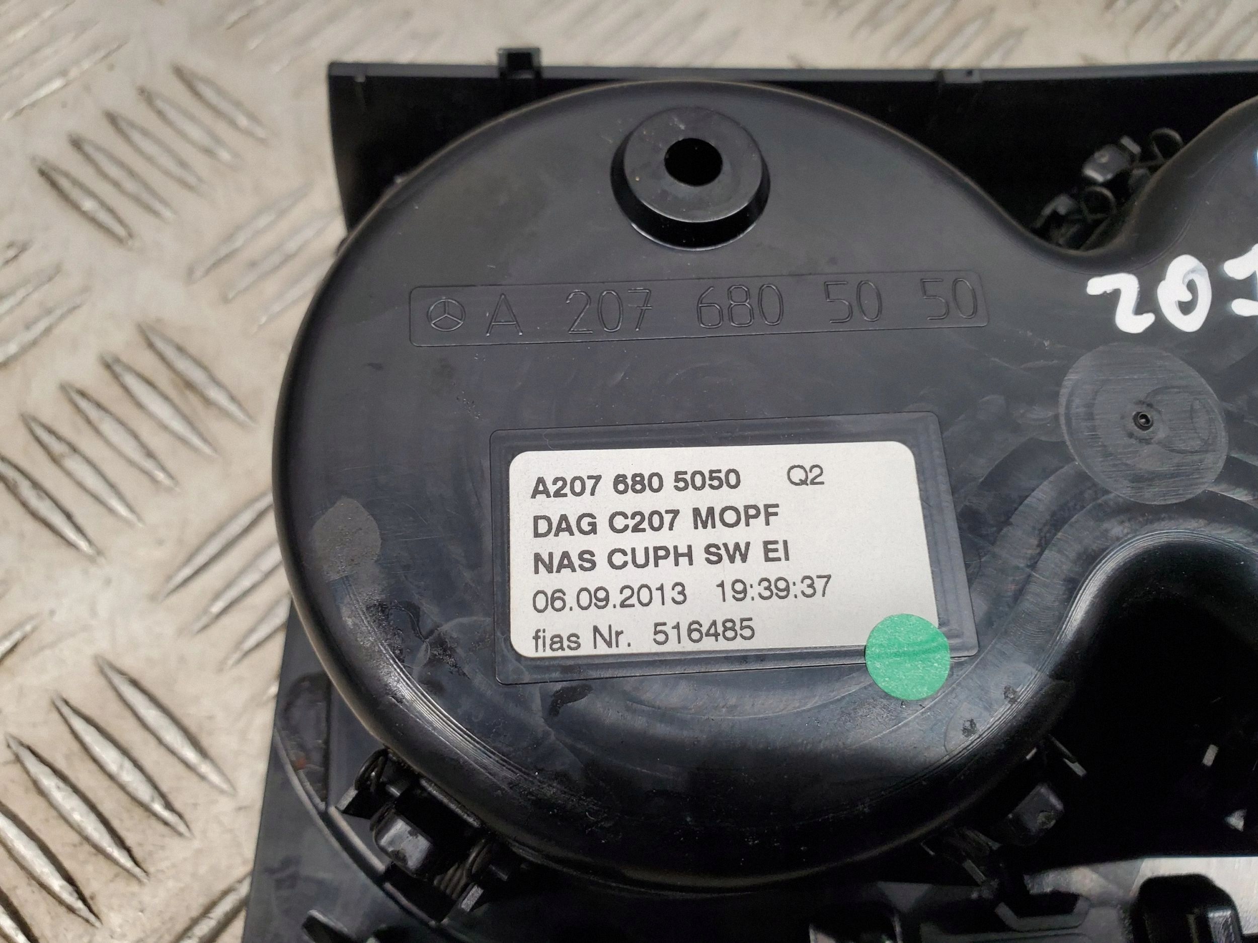 Mercedes-Benz E C207 W207 A2076805050 Kahvat