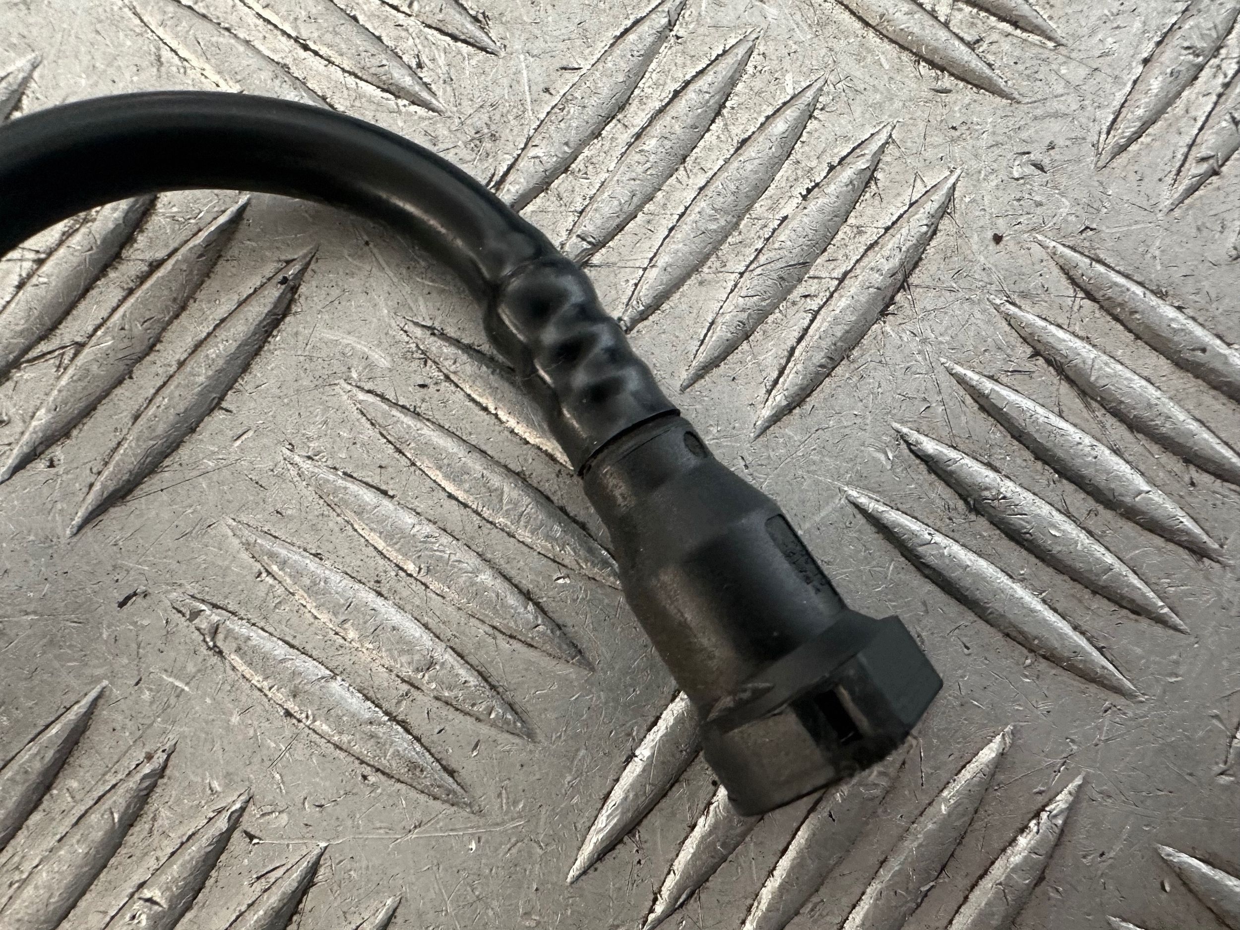 Conduite carburant Audi A6 C6 3.2 FSI 4F0201218E image 8