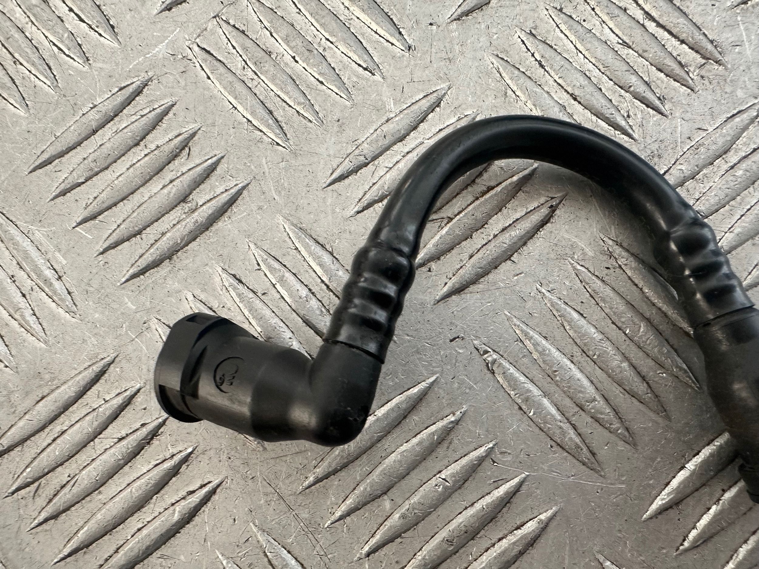 Conduite carburant Audi A6 C6 3.2 FSI 4F0201218E image 10