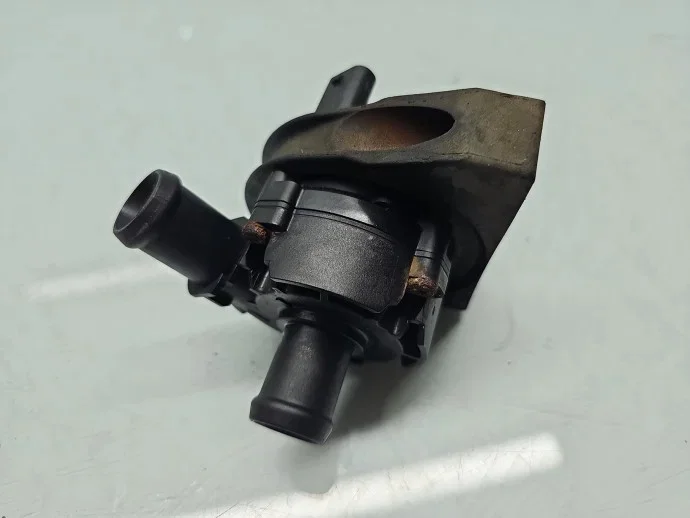 Pompe recirculation eau Seat Leon 5C0965567A image 4
