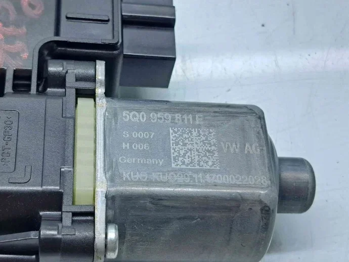 SKODA OCTAVIA III TAKALUUKUN LASIN MOOTTORI 5Q0959811E