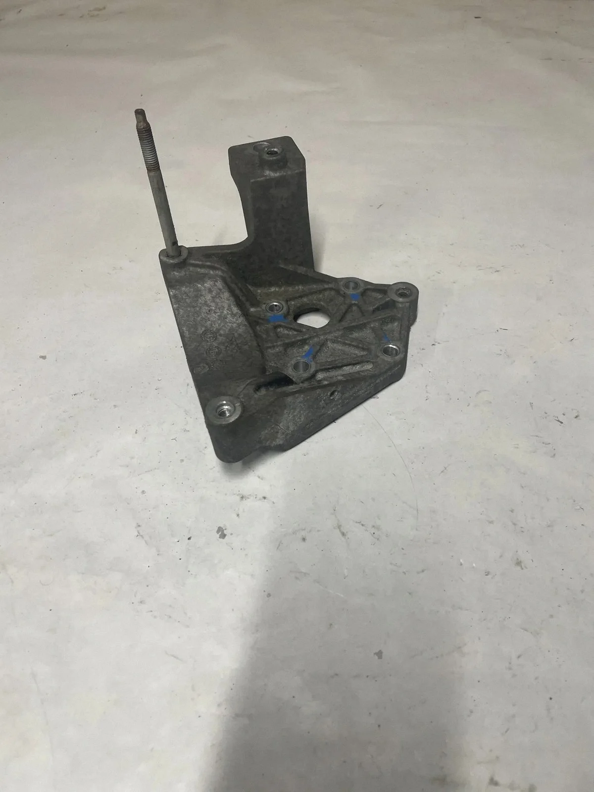 16 Camaro SS AC Compressor Bracket Used image 4
