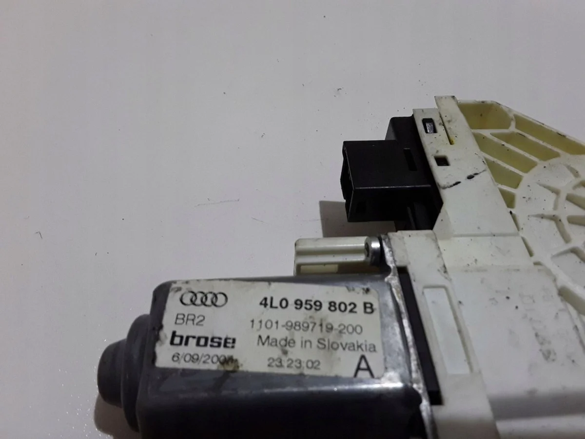 Audi Q7 4L lasinnostin taka 4L0959802B