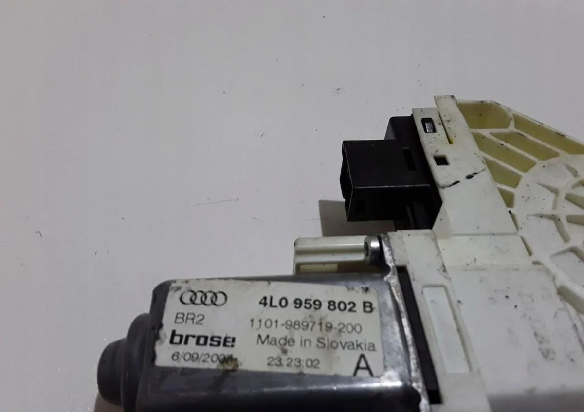 Audi Q7 4L Fönsterhiss Bak Manuell 4L0959802B image 3