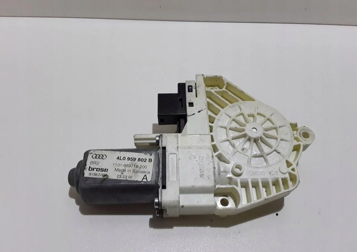 Audi Q7 4L Fönsterhiss Bak Manuell 4L0959802B image 7