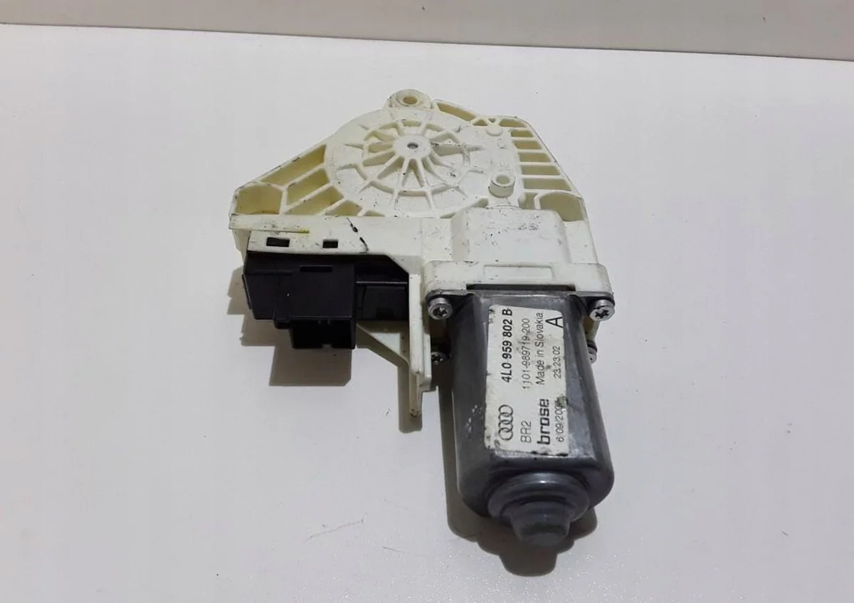 Audi Q7 4L Fönsterhiss Bak Manuell 4L0959802B image 9