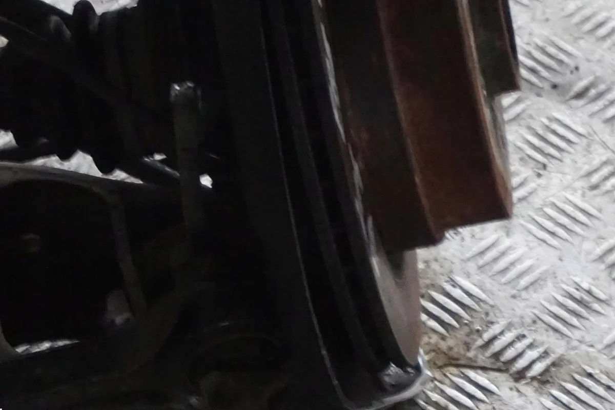 BMW E93 320i N43 Piatto Sospensione Destro image 3
