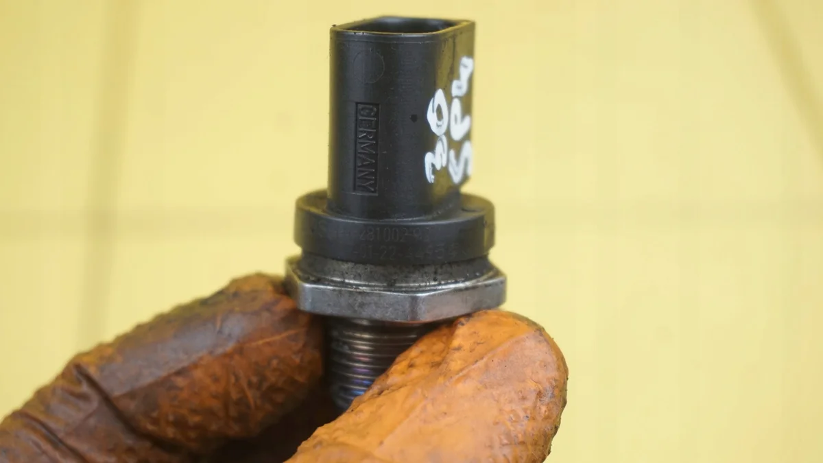 Kraftstoffdrucksensor Mercedes W212 3.0 CDI image 4