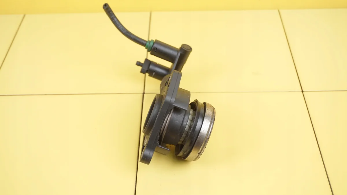 Ford Fiesta MK7 1.4 16V Ausruecklager image 3