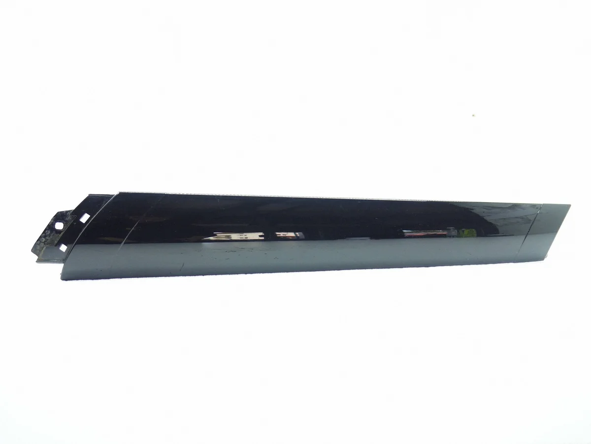 Moldura Parabrisas Delantero Derecho Defender L663