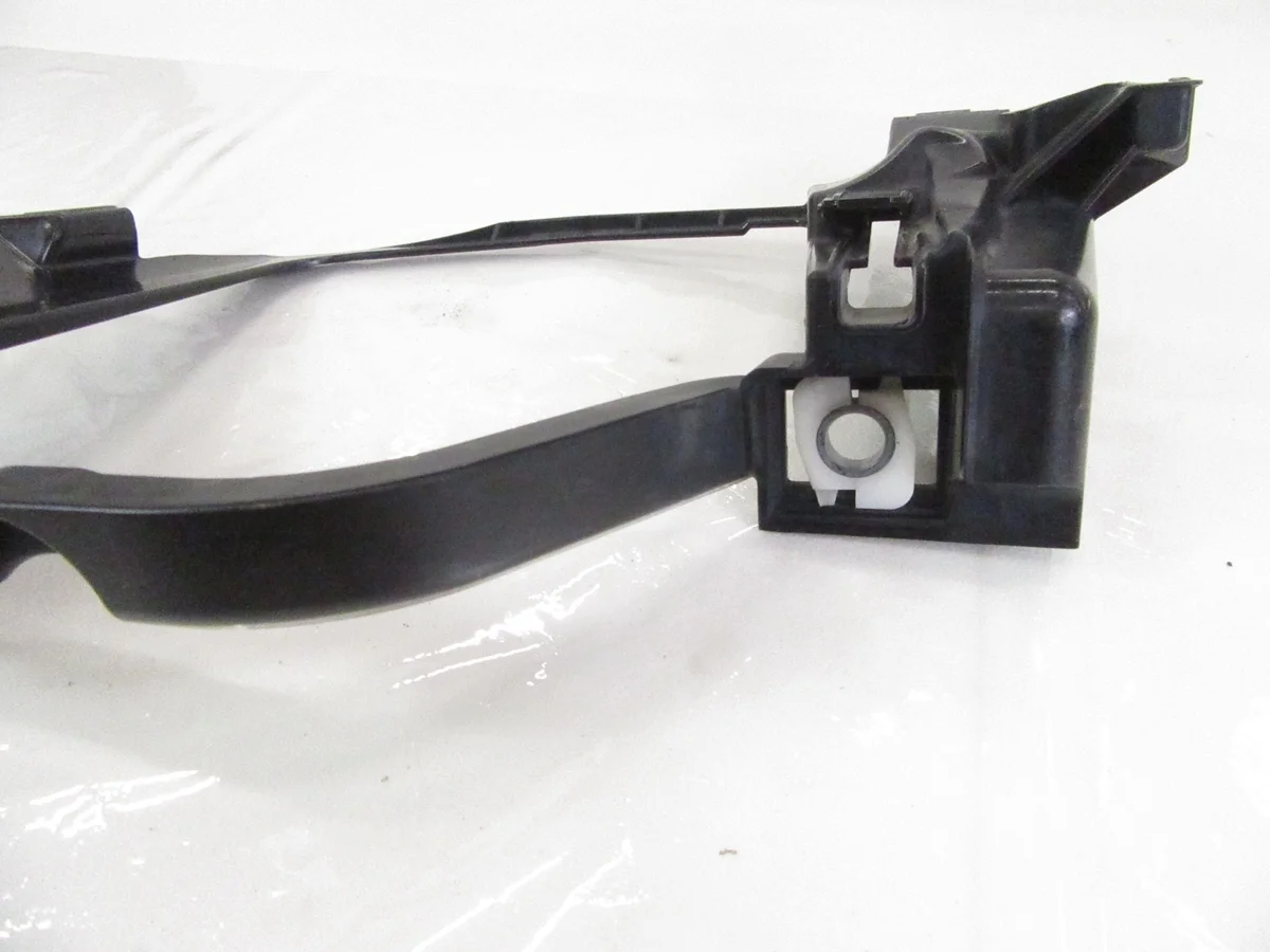 Support phare avant gauche BMW E60 E61 image 5