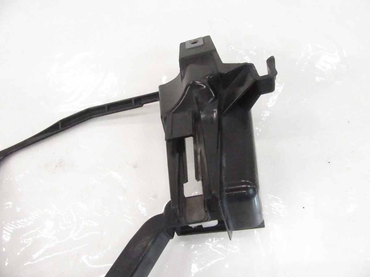 Support phare avant gauche BMW E60 E61 image 6