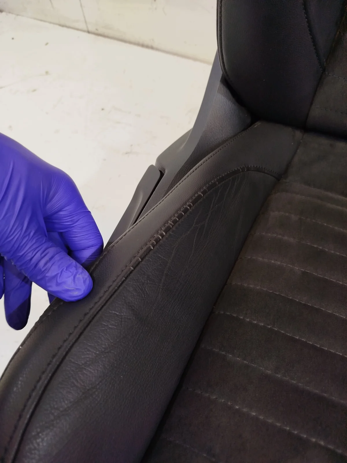 VW Passat B8 alcantara nahkaistuin oikea image 3