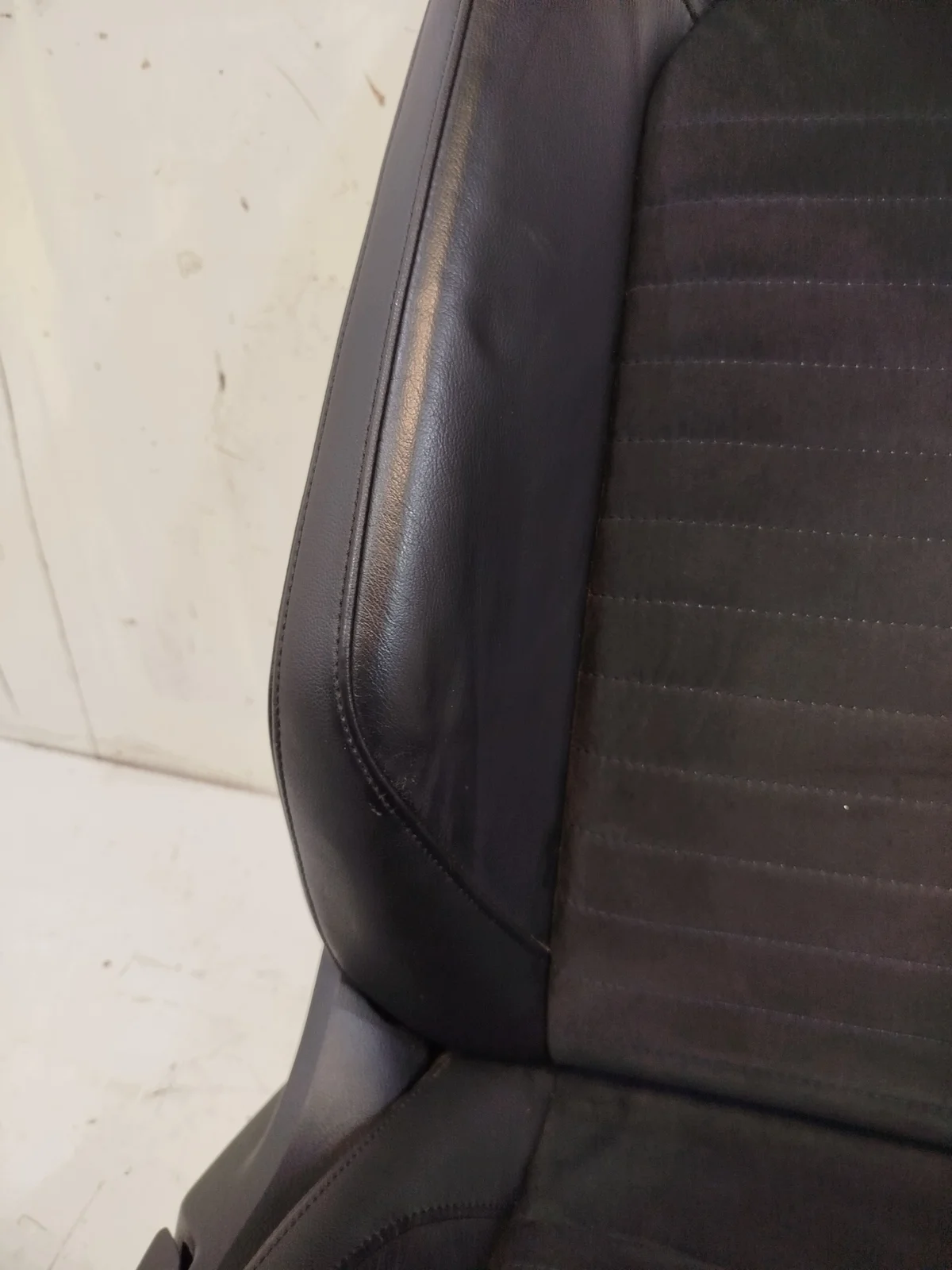 VW Passat B8 alcantara nahkaistuin oikea image 4