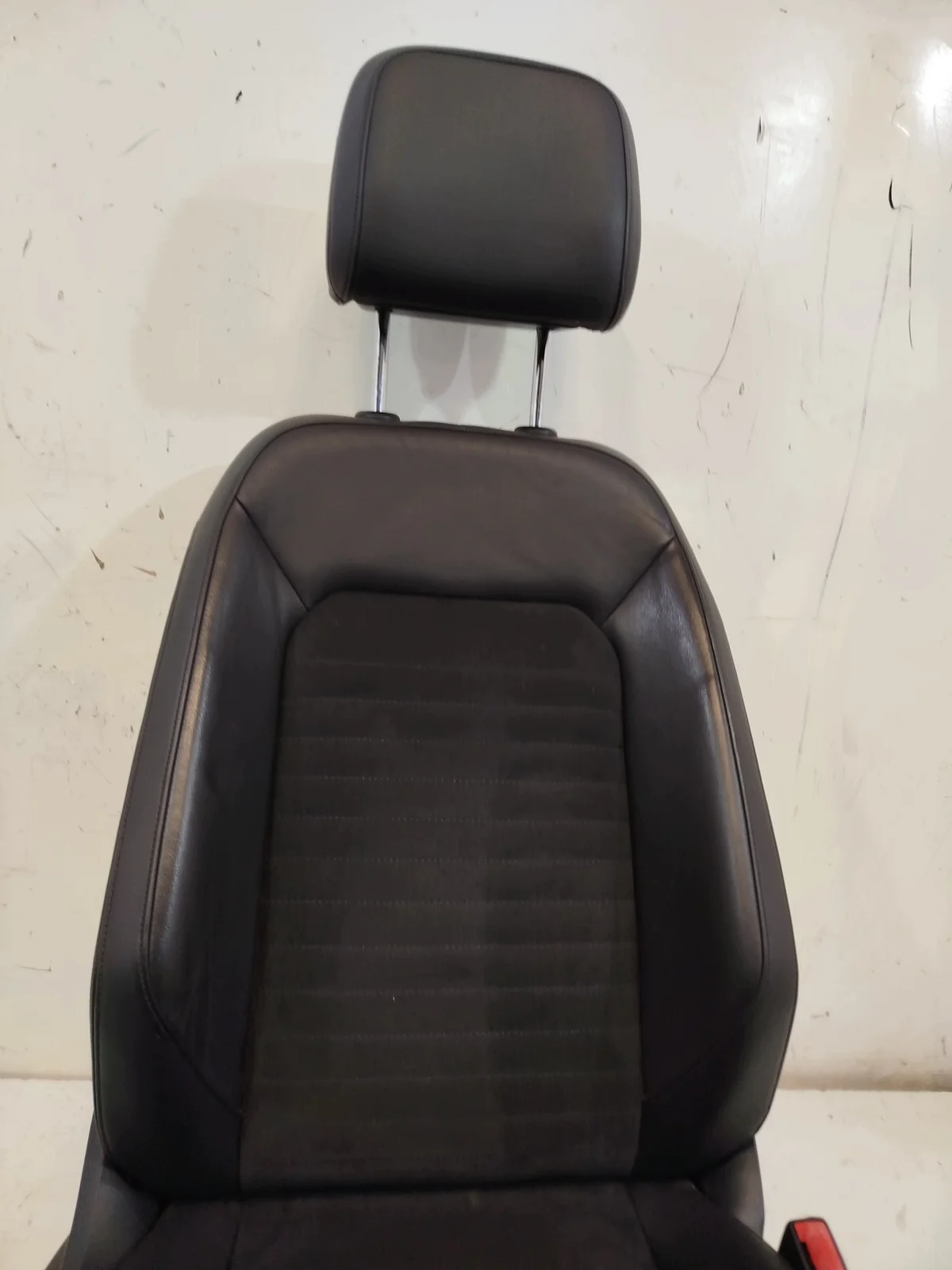 VW Passat B8 alcantara nahkaistuin oikea image 5