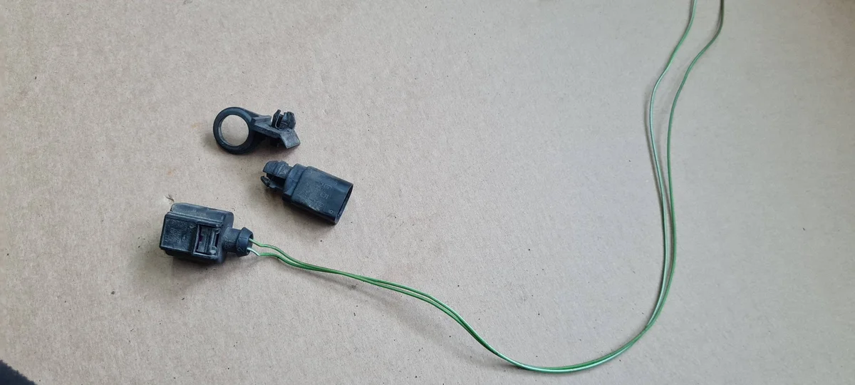 Audi Q5 8R Exterior Temp Sensor Plug 8Z0820535A