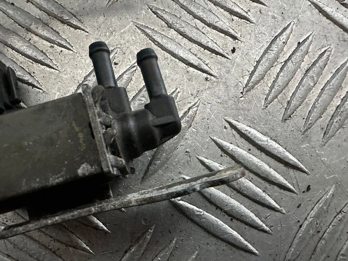 Mazda Premacy 1.8B Vakuumventil image 10
