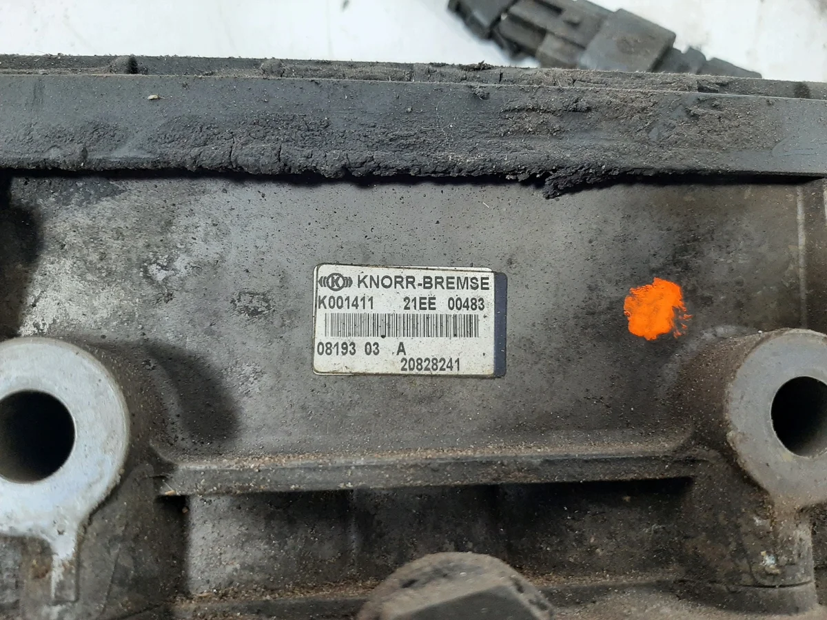 Volvo FH480 EBS Modulator Klep Gebruikt image 7