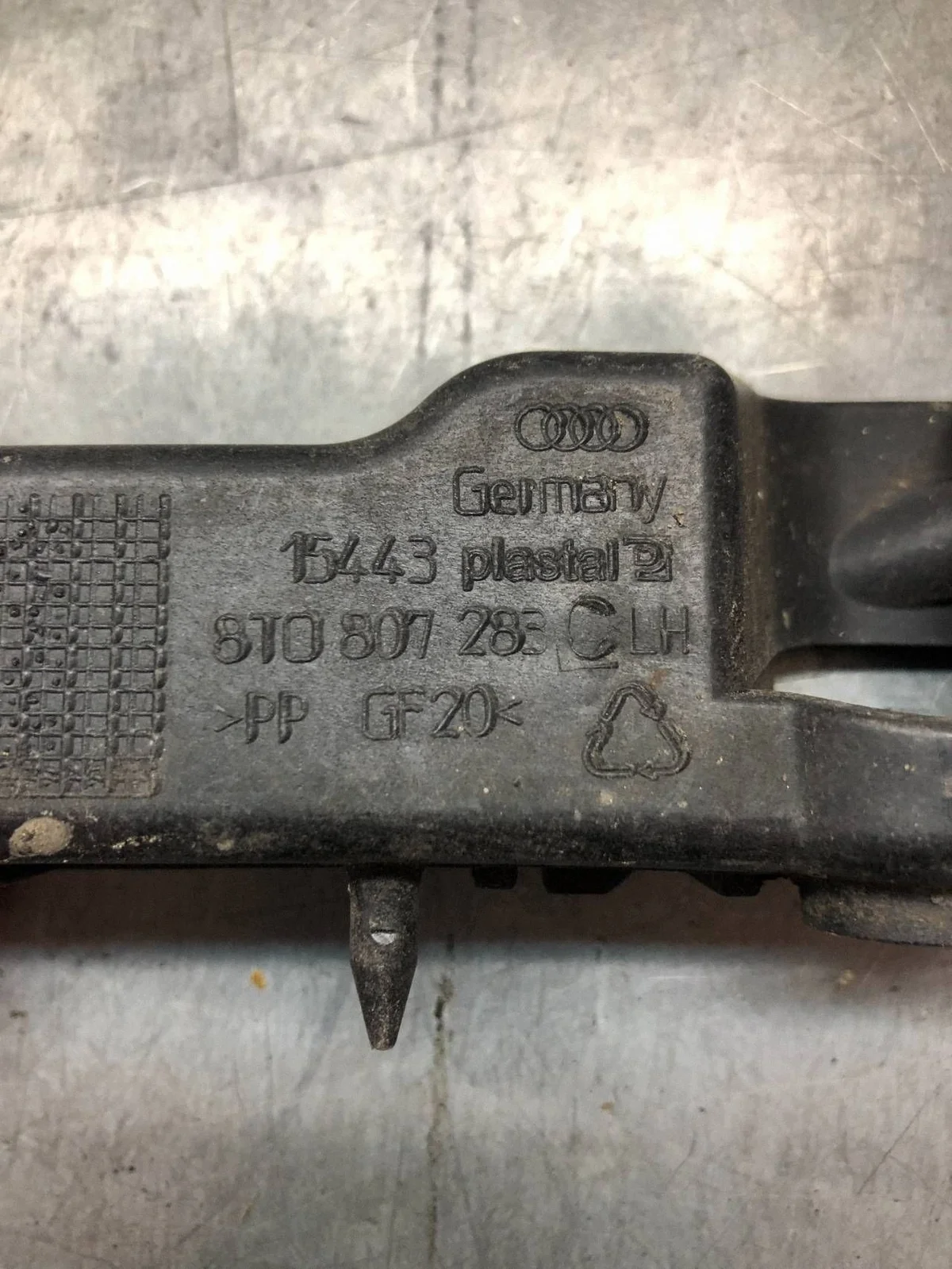 Audi A5 8T 8F Sliper framstöt 8T0807283C image 3