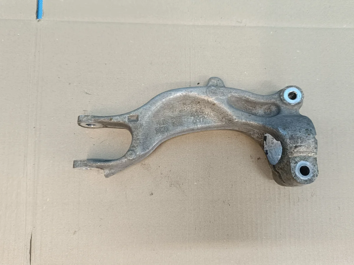 Audi A4 B9 Avant Lift iskunvaimentimen tuki