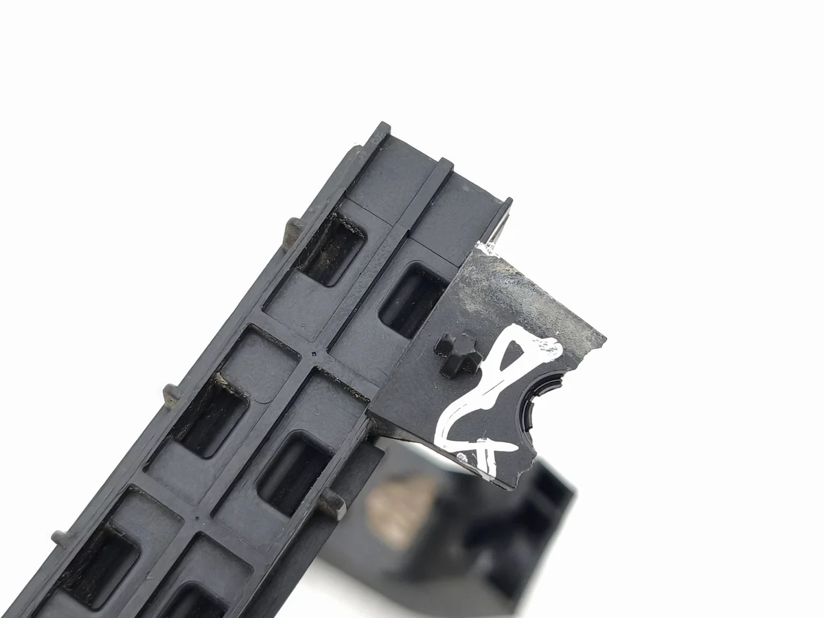 Guide de vitre Peugeot 5008 II AR Gauche OEM 9811415280 image 5
