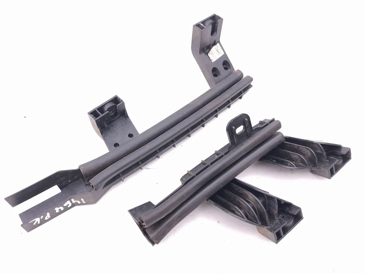 Citroen DS7 Crossback Front Door Window Guide image 2