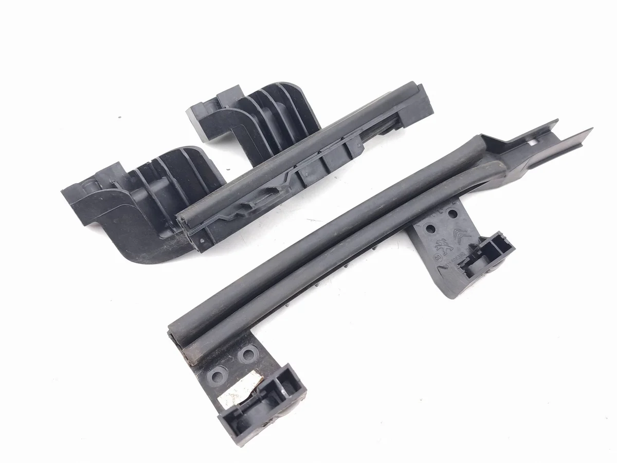 Citroen DS7 Crossback Front Door Window Guide image 3