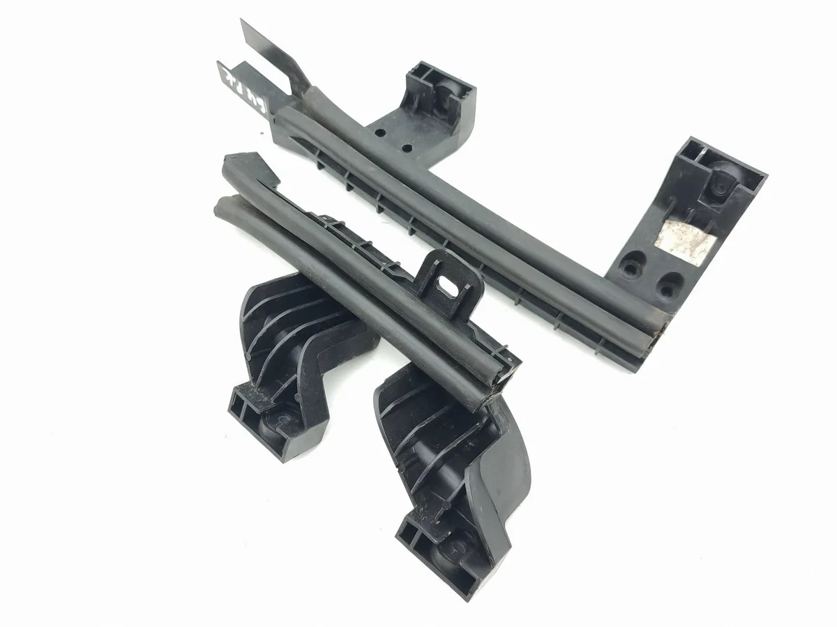Citroen DS7 Crossback Front Door Window Guide image 4