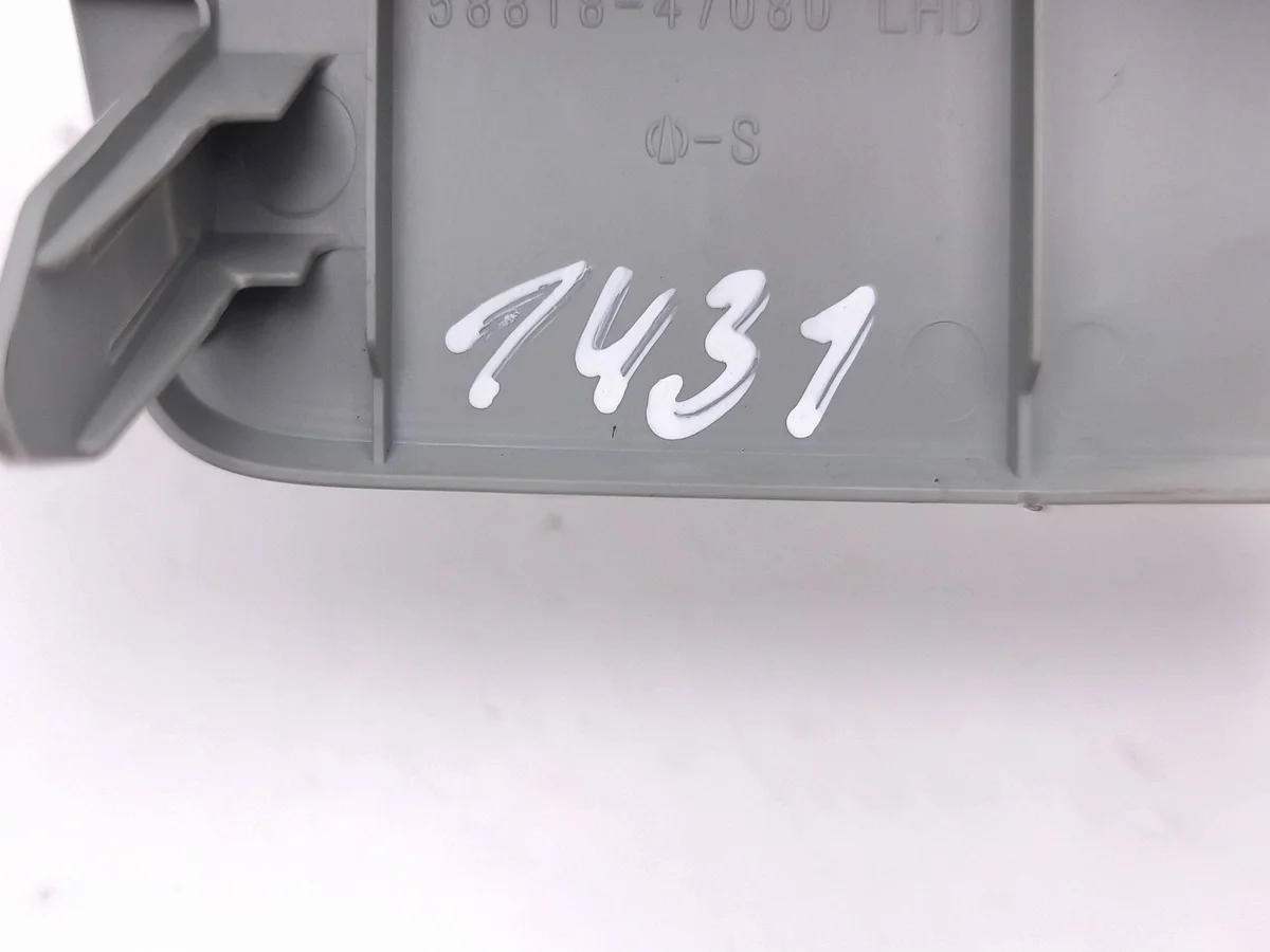 Toyota Prius 12V Socket (Front) 2015 image 7