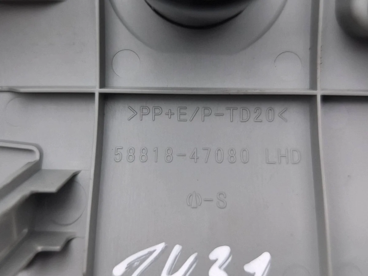 Toyota Prius 12V Socket (Front) 2015 image 8
