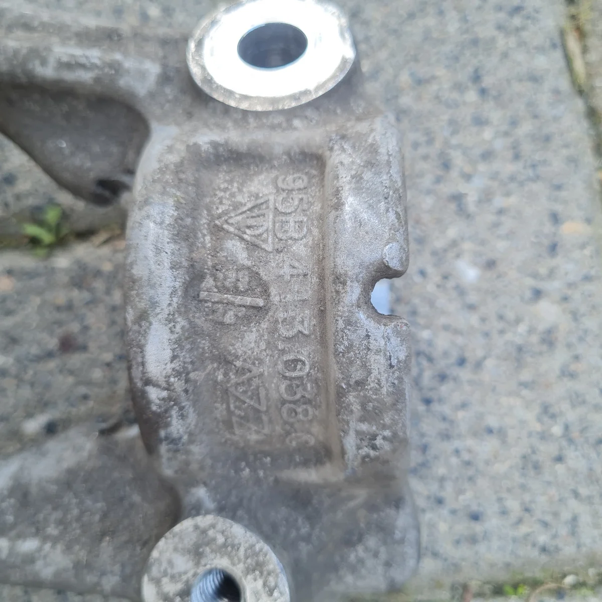 Fäste stötdämpare fram 95B413038C