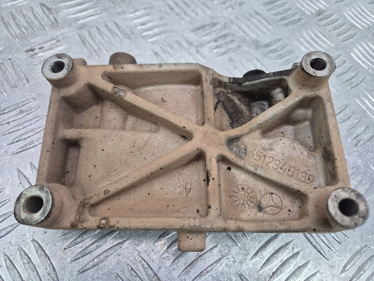 Support compresseur clim Mercedes Sprinter W907 image 4