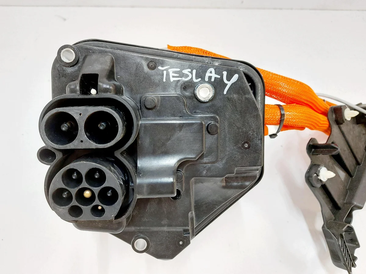 Tesla Model Y lata 22 latautumisportti