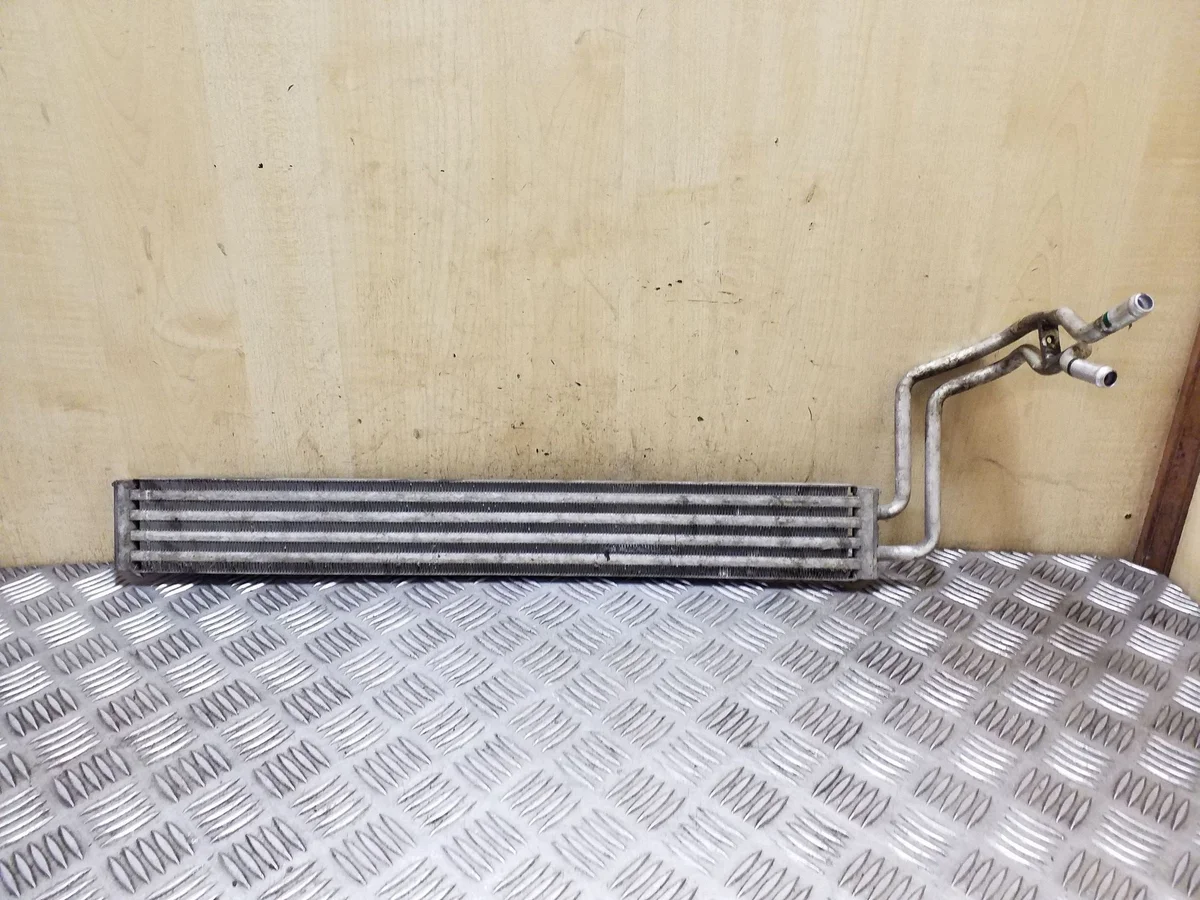 Audi Q7 4L vaihteistoöljynjäähdytin 7L6422885A