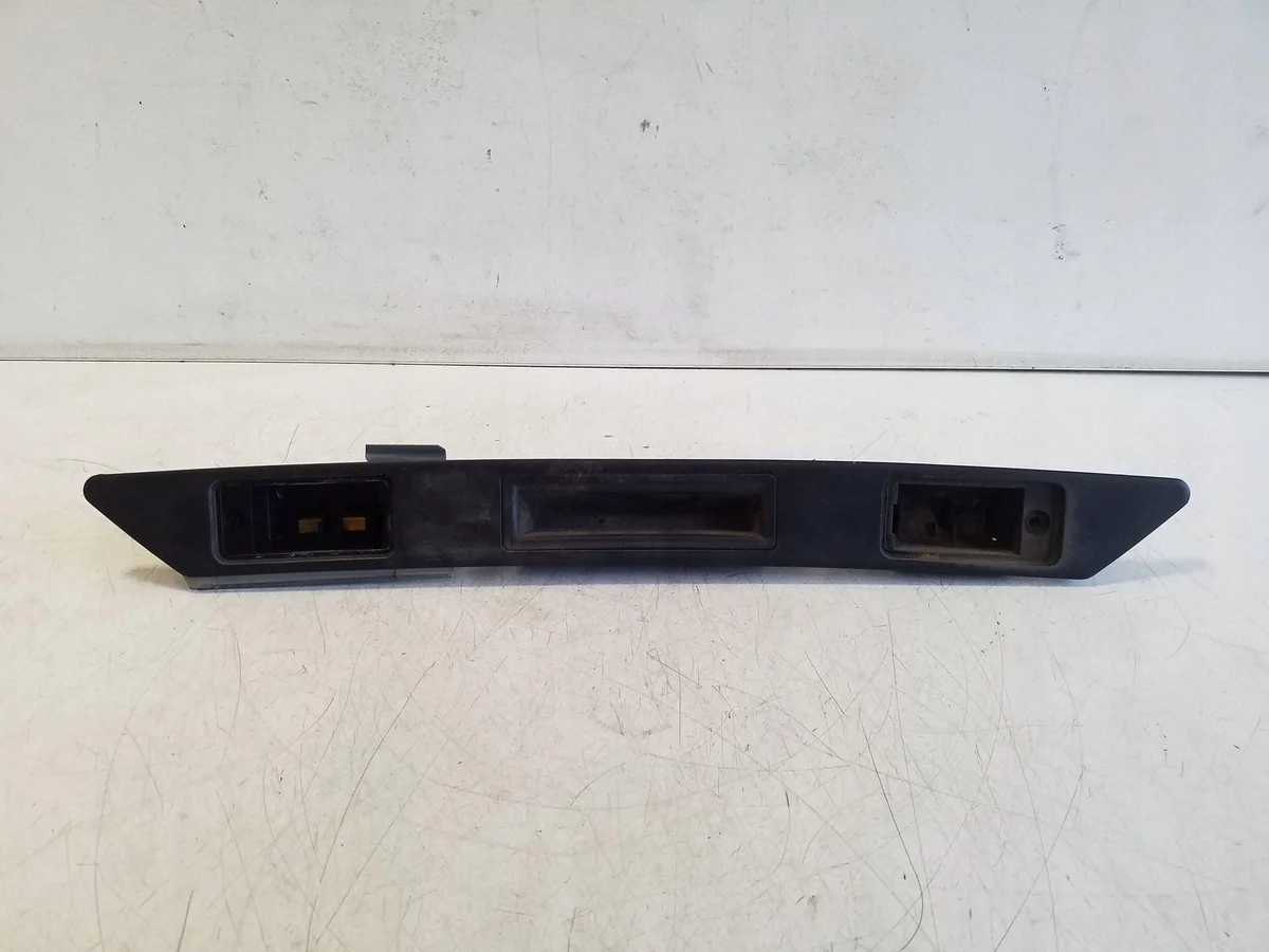 Audi Q7 4L Lista klapy 8E0827657G Käytetty