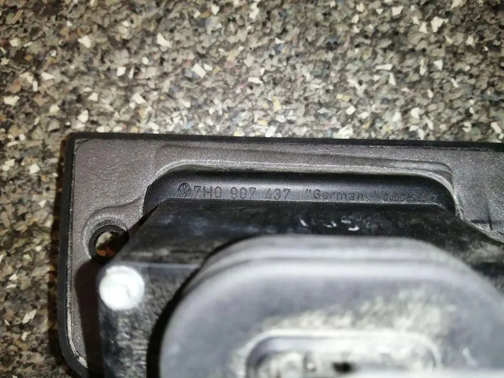 VW Transporter T5 Door Lock Sensor 7H0907437 image 3