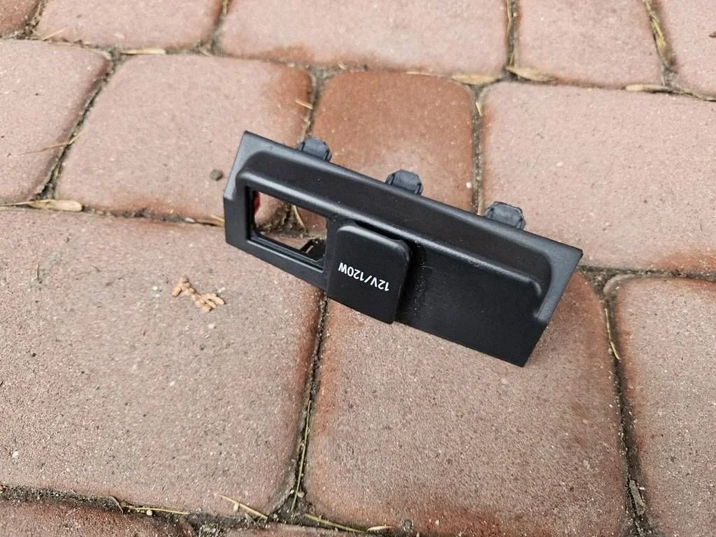 12V pistorasia Toyota Corolla E210 käytetty