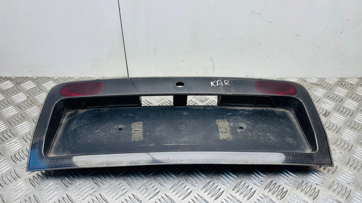 Audi A6 S6 C5 takavalojen listan osa