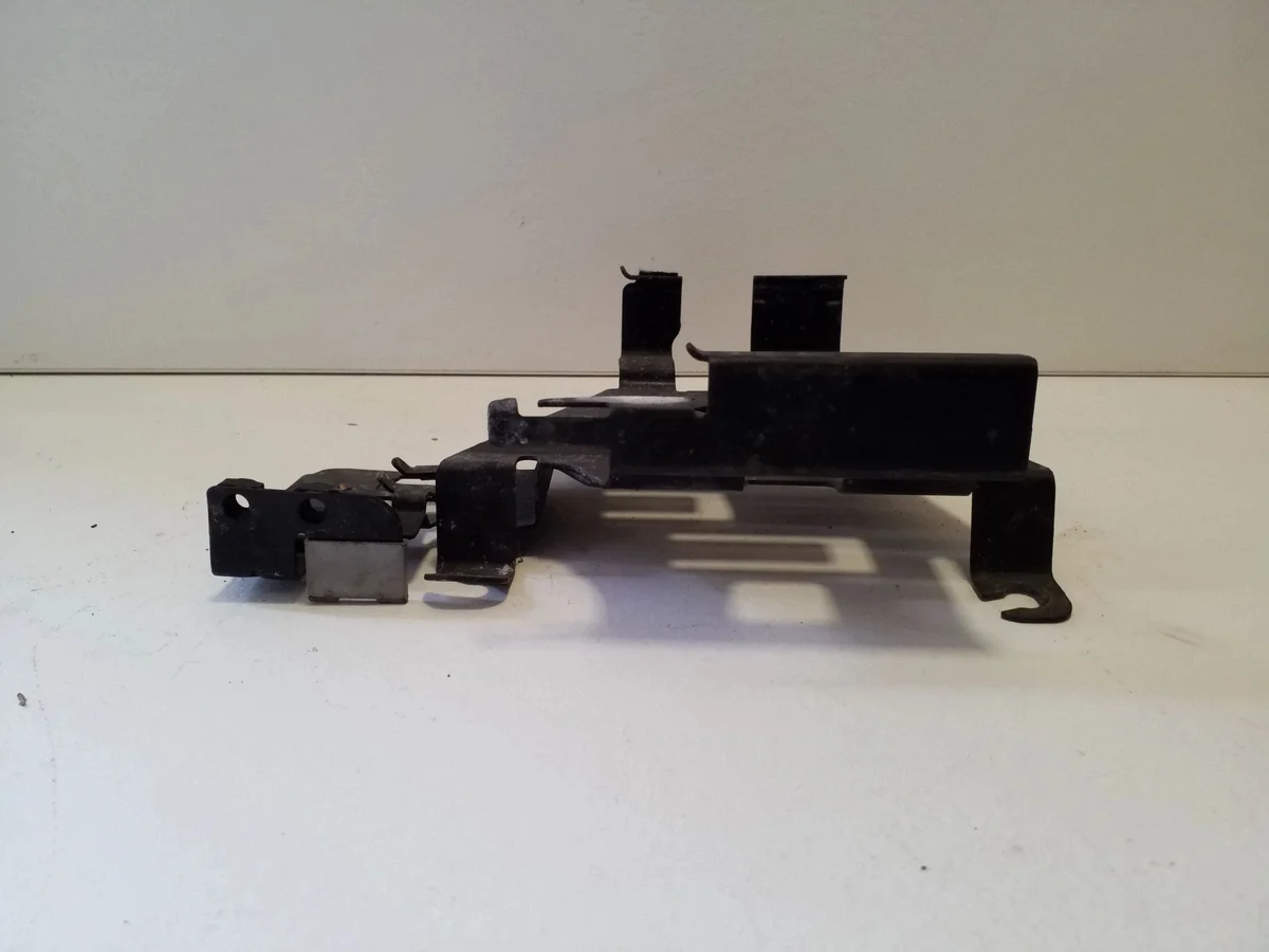 VW EOS Engine Computer Mount 1K2906214B image 3